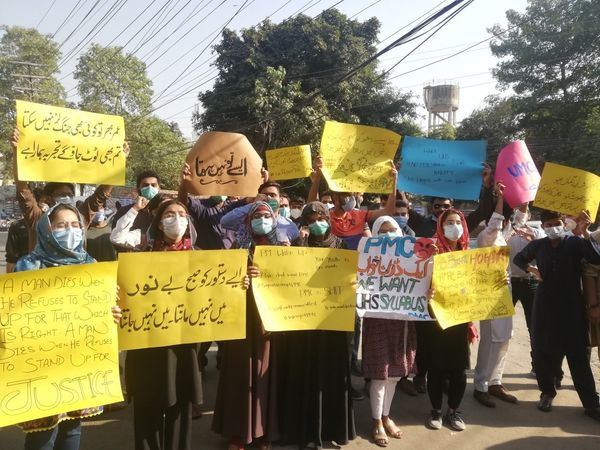 FrontStudents's tweet photo. #Lahore
Pre-Medical students protesting in front of the Press Club against the change in the #pmcsyllabus for medical entry test.
Solidarity from #RSF
#Werejectpmcsyllabus https://t.co/yRQvxOx3Mj