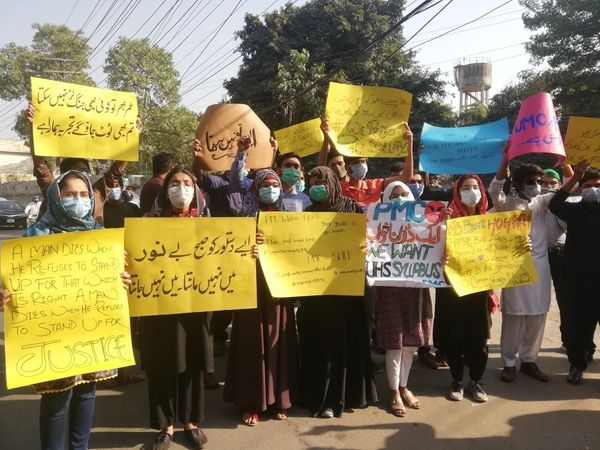 FrontStudents's tweet photo. #Lahore
Pre-Medical students protesting in front of the Press Club against the change in the #pmcsyllabus for medical entry test.
Solidarity from #RSF
#Werejectpmcsyllabus https://t.co/yRQvxOx3Mj
