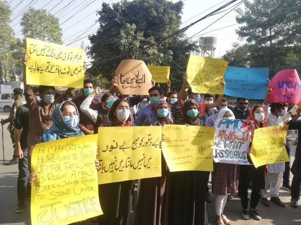 FrontStudents's tweet photo. #Lahore
Pre-Medical students protesting in front of the Press Club against the change in the #pmcsyllabus for medical entry test.
Solidarity from #RSF
#Werejectpmcsyllabus https://t.co/yRQvxOx3Mj
