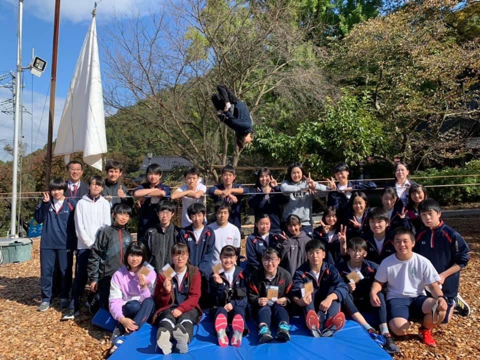 slack_haruki's tweet photo. 僕は、修学旅行は京都と奈良に行きましたが、今はコロナということもありいけない中学生もいるんだと思い、悲しくなりました。。
なのでいつもよりも最高のパフォーマンスをさせてもらいました！笑

京都と奈良では体験できないことが出来て良かったと言ってくれた子もいて嬉しかった😂🙏 https://t.co/YWUIXEL6hG