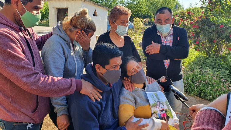 Joaquín Paredes tenía 15 años. Vivía en Paso Viejo, una pequeña localidad de Cruz del Eje. En la madrugada del domingo, un policía lo mató de un balazo por la espalda. Un nuevo caso de gatillo fácil en Córdoba.
Así lo despidieron familiares y amigos, que esperan justicia.