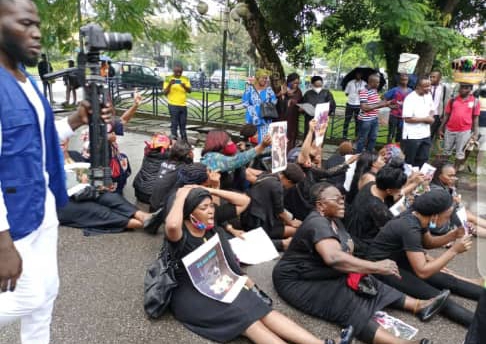 MimiMefoInfo's tweet photo. Hundreds of women have turned out in Douala and Yaounde to protest against last weekend's school shooting in Kumba, South West region of Cameroon. 

Wearing black, they carried placards and images calling for an end to the war that has seen thousands lose their lives already. https://t.co/RYpTDlKUvD