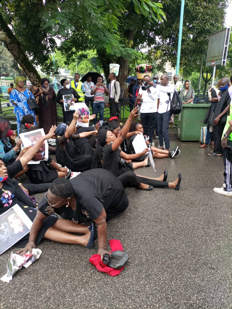 MimiMefoInfo's tweet photo. Hundreds of women have turned out in Douala and Yaounde to protest against last weekend's school shooting in Kumba, South West region of Cameroon. 

Wearing black, they carried placards and images calling for an end to the war that has seen thousands lose their lives already. https://t.co/RYpTDlKUvD