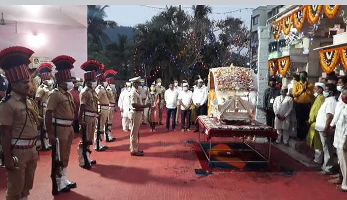 warge_pranay's tweet photo. रायगड : रोहयाचे ग्रामदैवत #श्री_धाविर_महाराज हे देशातील दुसरया क्रमांकाचं असं देवस्थान आहे की, ज्या देवस्थानाला सशस्त्र पोलिसांकरवी मानवंदना दिली जाते.. ब्रिटिश काळापासून ही पृथा सुरू आहे.. आज हा पालखी सोहळा झाला.. https://t.co/zH1ibrC8hY