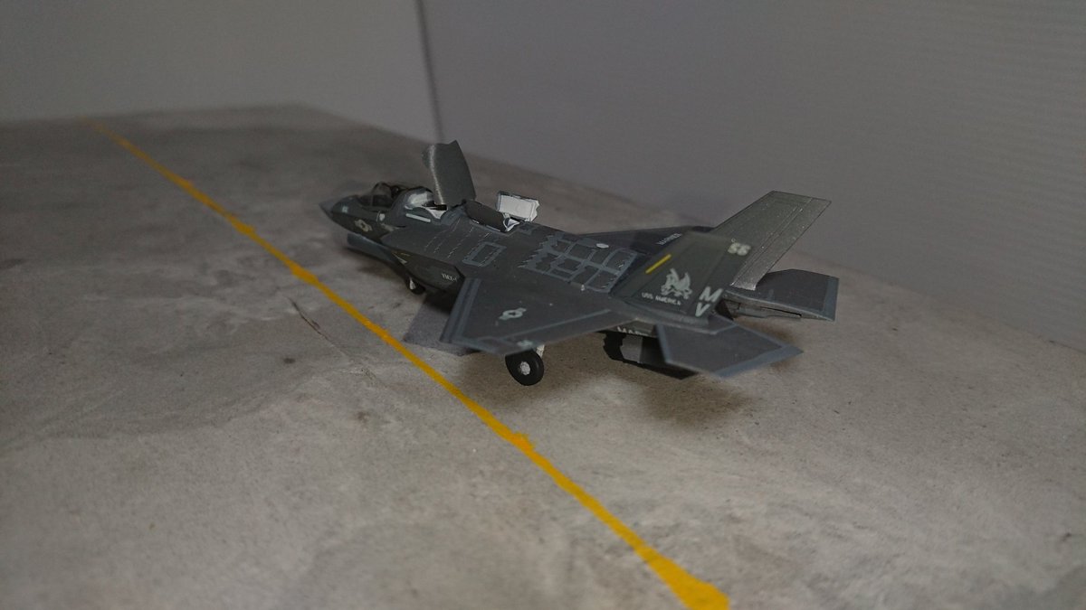 mini_weapons's tweet photo. 完成
1/144
F-35B アメリカ海兵隊
第一実用試験飛行隊
2機
これはたしかに、カッコいいわ…
#エフトイズ #F35 #VMX1 #marine #F35B #144スケモ https://t.co/FqDhQ6ITNr