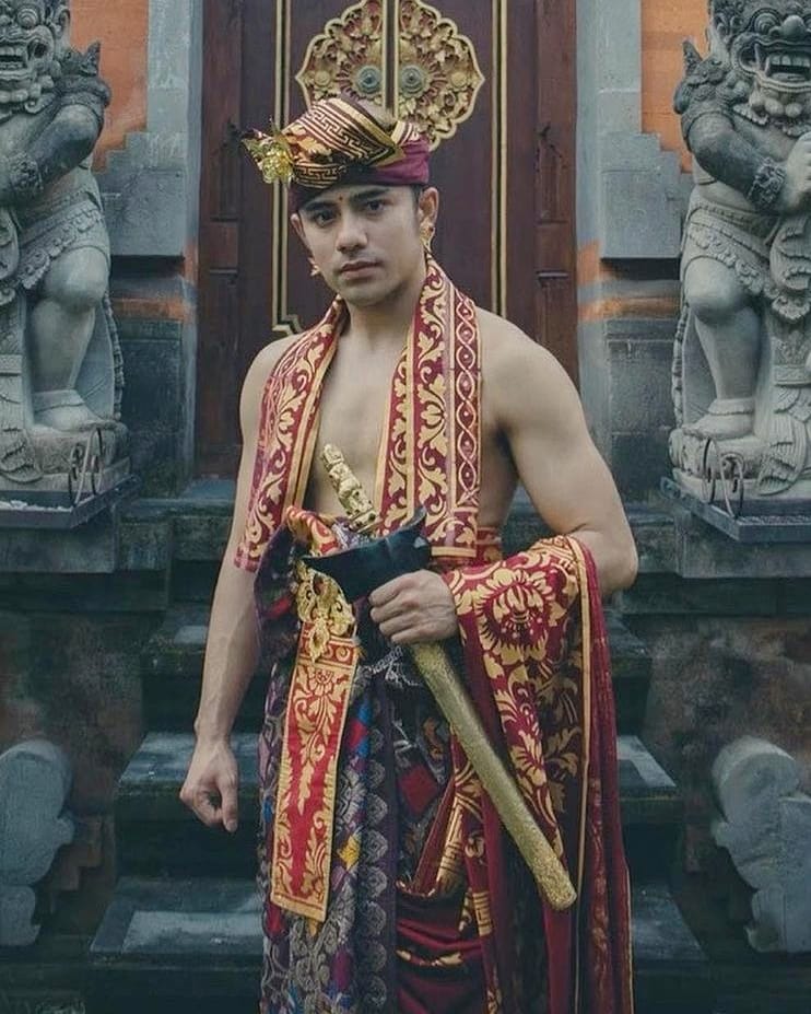 mrvvip's tweet photo. Riza Syah shirtless with Balinese traditional outfit. #selebwatch https://t.co/cSrEjGmaLe