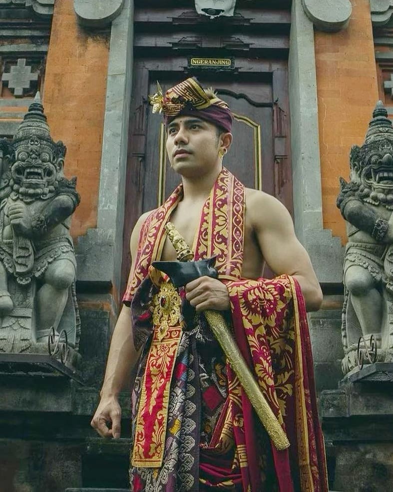 mrvvip's tweet photo. Riza Syah shirtless with Balinese traditional outfit. #selebwatch https://t.co/cSrEjGmaLe
