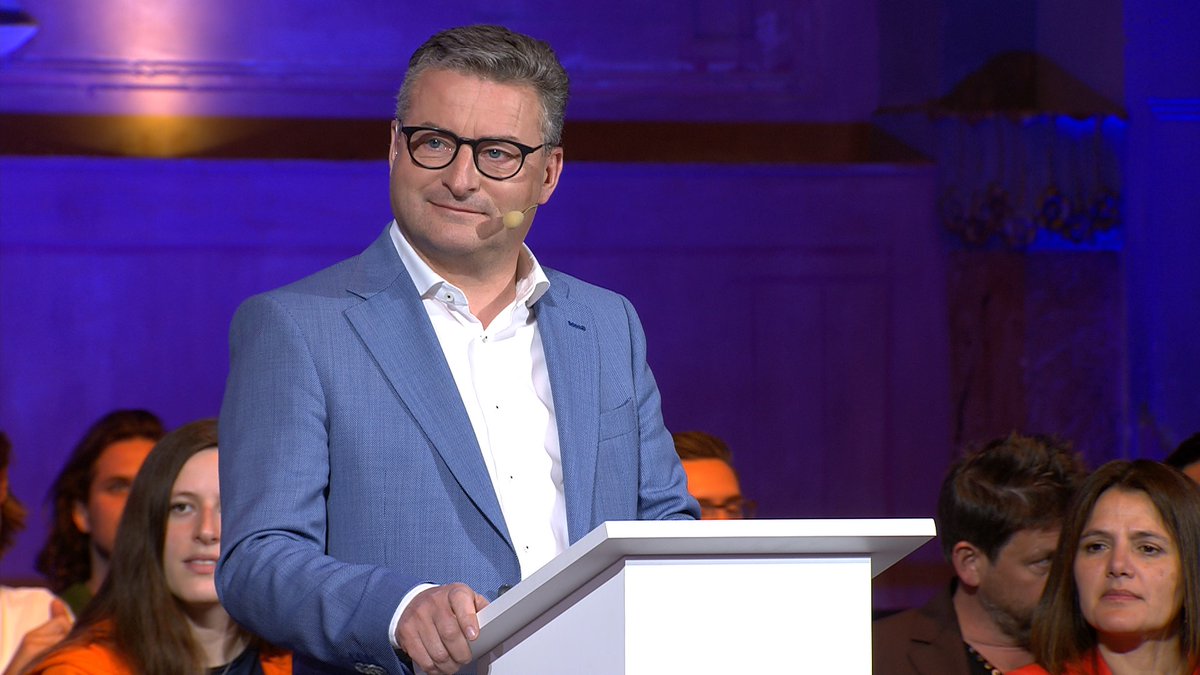 La #cabezamovil móvil #Maverick MK2 Pofile de <a href="/ChauvetPro/">CHAUVET Professional</a> también se utiliza en entornos #broadcast. Aquí se utilizaron 16 unidades para "colorear" los fondos de un debate televisivo ofreciendo tonalidades intensas y elegantes. Más info shorturl.at/kNY68 #lightingdesigner