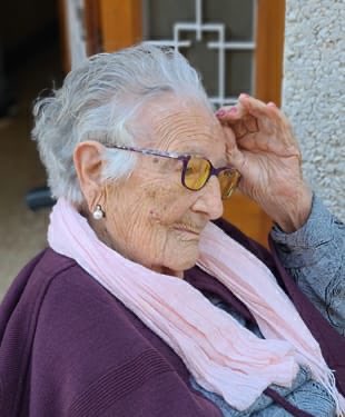 Avui és un dia molt complicat per l’Arboç. Ens ha deixat l’Amèlia Guardià als 108. 

Des de la colla, volem mostrar tot el nostre condol i ànims a la família. 
Seguirem ballant el ram-ram davant de casa teva cada diumenge de Festa Major, Amèlia. 

Et recordarem sempre.