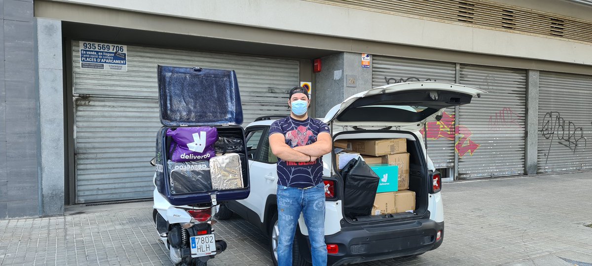 AutonomaRiders's tweet photo. Gracias al acuerdo A.I.P. firmado con @Deliveroo_ES, la plataforma cedió a @AutonomaRiders y @asoriders unos 400 kg en material para los socios de Barcelona (pantalones chaquetas, impermeables, mochilas térmicas etc.... así que repartiremos de forma gratuita entre los riders 💯👌 https://t.co/U6SyvDoqFH