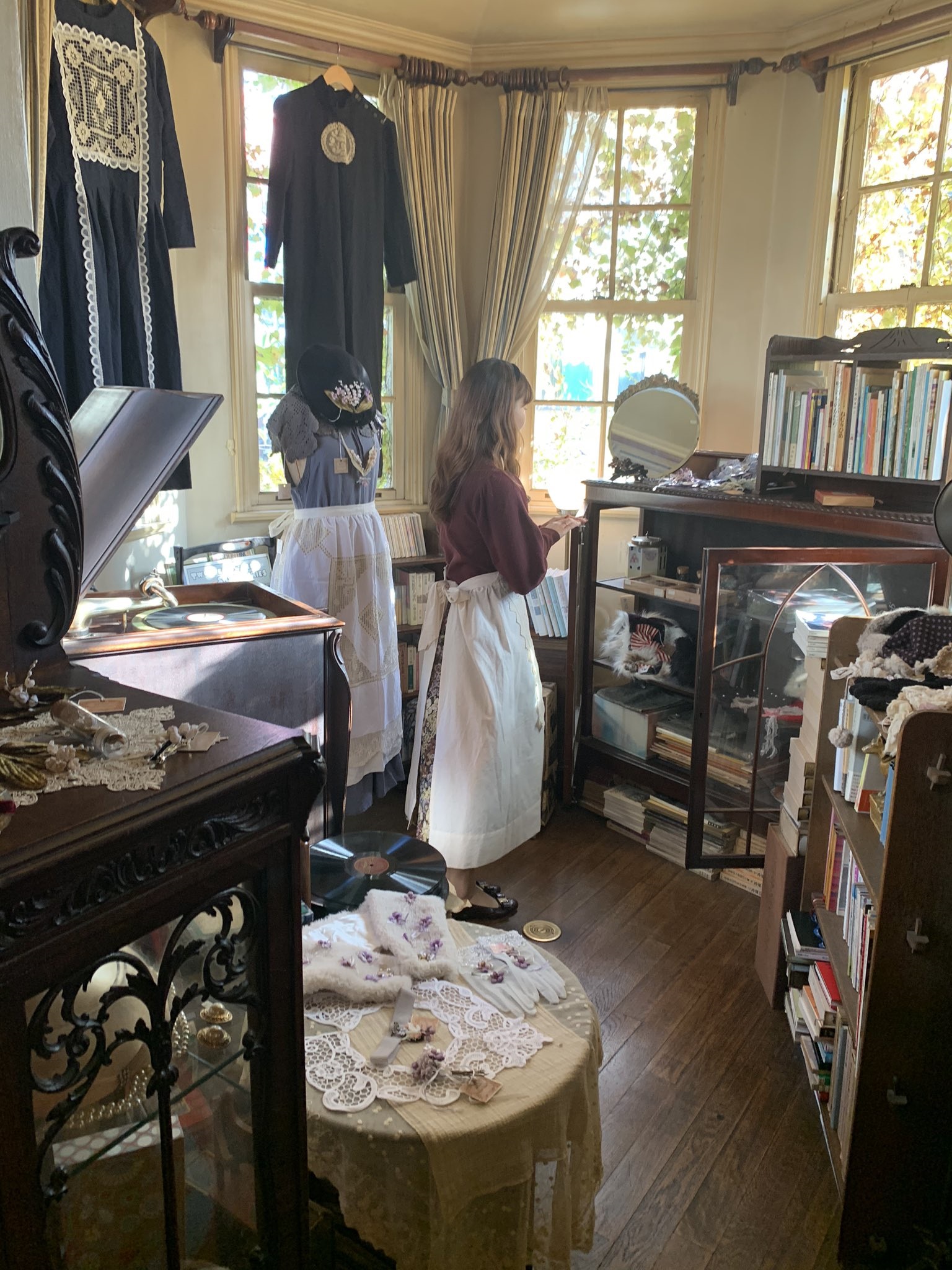 アンティーク 古書 喫茶 迷子 Pa Twitter 魔女の部屋となりし今日の迷子 其の情景を御覧いただき 残された会期に御運びください 11 1 日 までです 御予約お問合せは Twitter Dm 若しくはお電話にて Maigo606 075 771 4434 T Co Fhuqngh4pe T Co