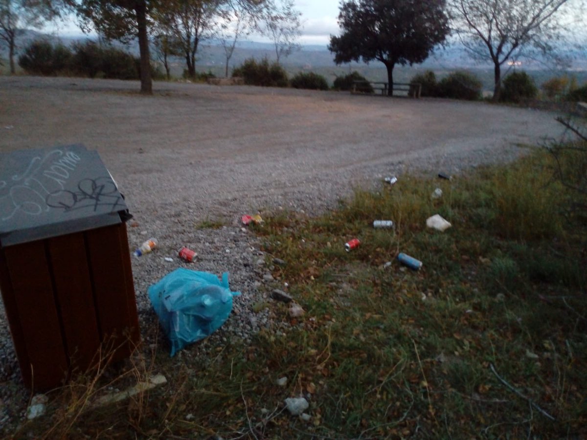 PNMontserrat's tweet photo. Així ens hem trobat aquest matí les àrees de lleure del Parc Natural. 
Cal una profunda reflexió de l'ús que donem als espais i el poc #respecte pel #medi #ambient https://t.co/hql5GymVC0