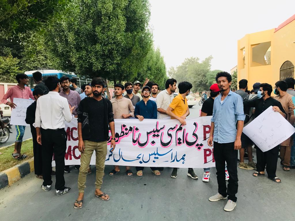 zainsiddiqui09's tweet photo. Thankyou EVERYONE for showing up :)
#protestagainstpmc
#NoPmcSyllabus
#WeRejectPMC
@SyedAliHaider13
@iamshafaatali https://t.co/0k1yjS1cPI