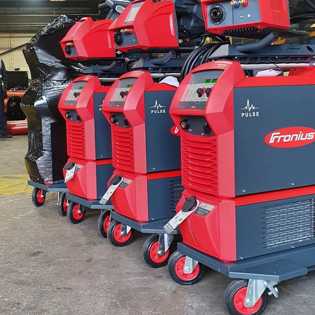 froniuswelding's tweet photo. [By @arconewelding] 
Check the link in my bio to watch me test out one of these bad boys 
500A Fronius TransSteel Pulse 
●
●
○
#welding  #migwelding #migmonday #fronius #transsteelpulse https://t.co/sblXOG6s9h