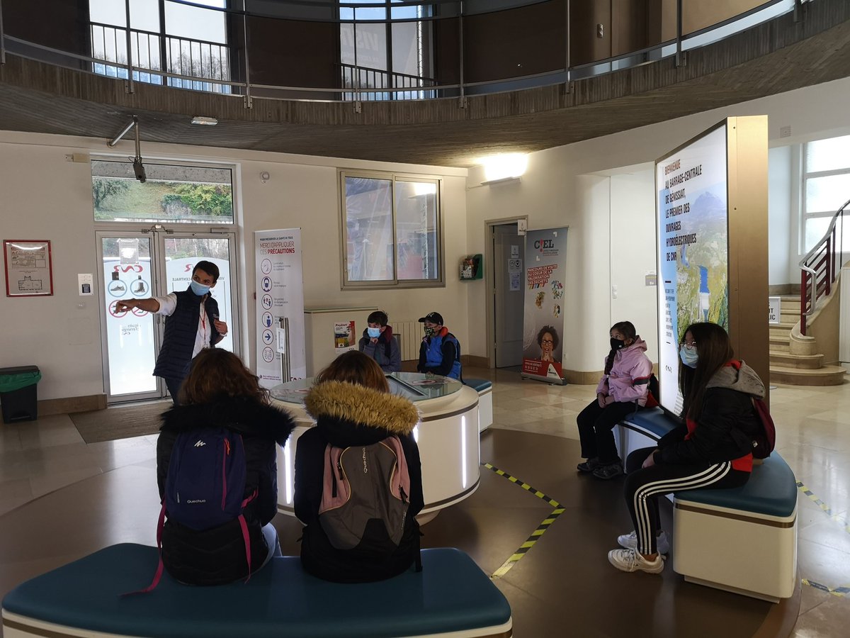 caroline0185's tweet photo. Visite du barrage de Génissiat ce jour: le Rhône n'a plus de secret pour les enfants de l'AL @LeoLagrange de Valserhône! Visite ludique et interactive, ça vaut le détour 😉 https://t.co/HqcCDdTRox