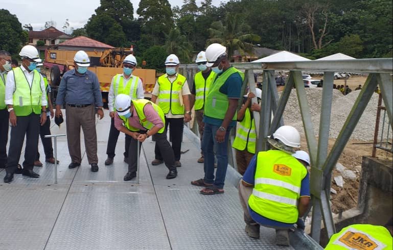 jkrkualapilah's tweet photo. KERJASAMA @JKRNS &amp; PELBAGAI AGENSI.
Pemasangan 'bailey bridge 50 ft' (Mabey Compact 200 Extra Wide) di Jalan Kampung  Batang Benar, Nilai, Seremban. Turut disaksikan oleh YAB Dato' Seri @MenteriBesarNS dan siap dalam tempoh masa 4 jam. @MOWorks @JKRMalaysia @MDKP1 https://t.co/t757LPCkXL