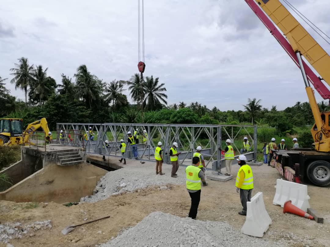 jkrkualapilah's tweet photo. KERJASAMA @JKRNS &amp; PELBAGAI AGENSI.
Pemasangan 'bailey bridge 50 ft' (Mabey Compact 200 Extra Wide) di Jalan Kampung  Batang Benar, Nilai, Seremban. Turut disaksikan oleh YAB Dato' Seri @MenteriBesarNS dan siap dalam tempoh masa 4 jam. @MOWorks @JKRMalaysia @MDKP1 https://t.co/t757LPCkXL