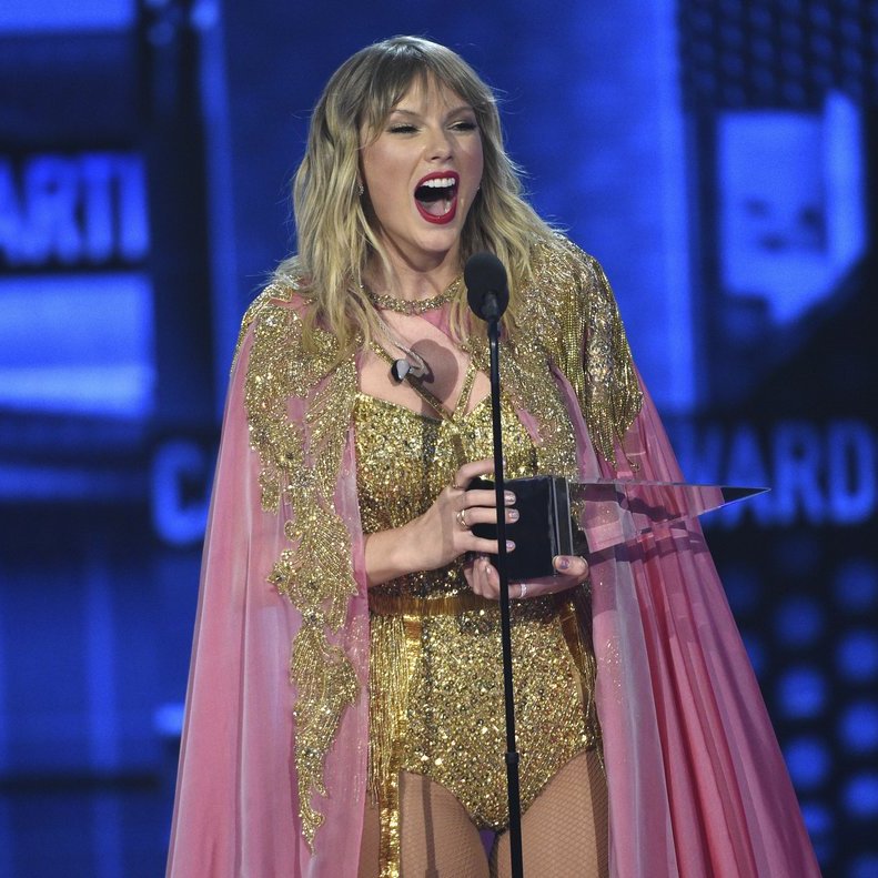 futureofrep's tweet photo. everyone reply with "I vote #TaylorSwift  for #ArtistOfTheYear at the #AMAs @taylorswift13" at least 2 times and rt this tweet ❗️❗️❗️ https://t.co/6DiE67ByPf