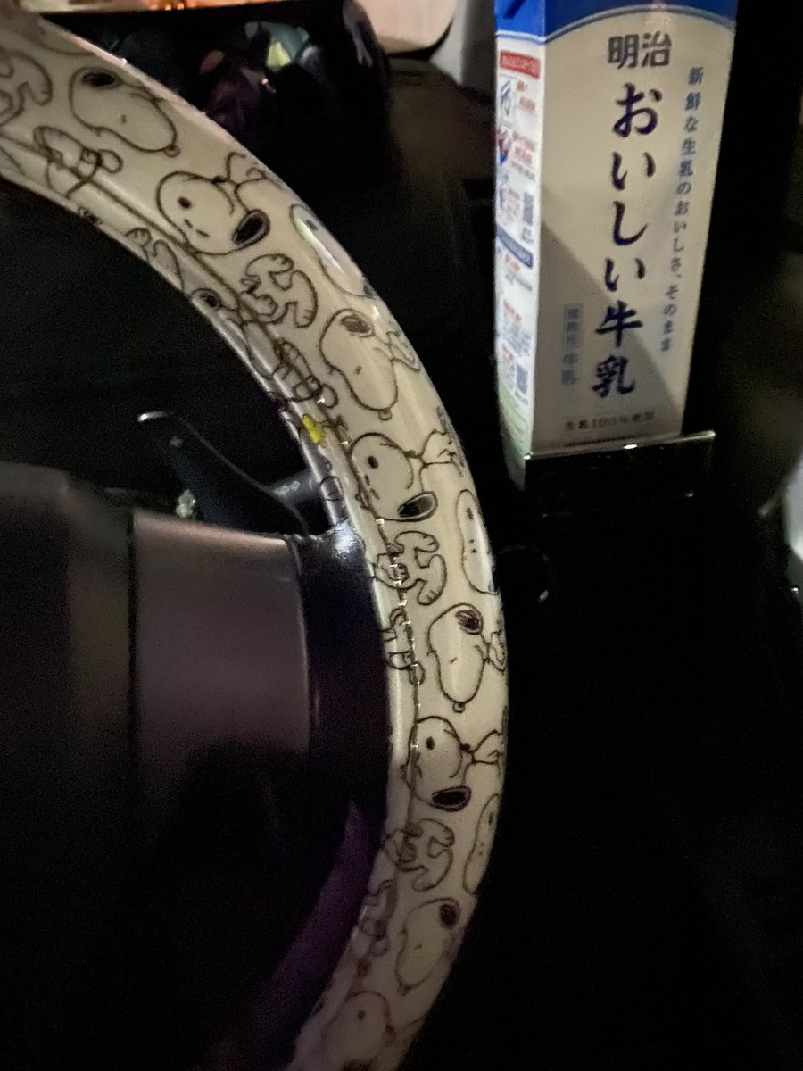 moriyu315's tweet photo. まあ私レベルになると常に持ち歩くよね、牛乳。 https://t.co/Oh241RVoPA
