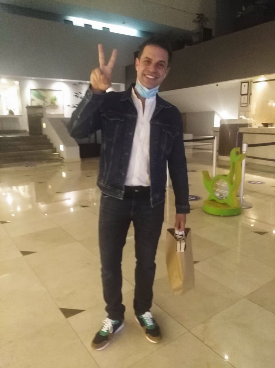 Miren no más qué belleza 😍 Nuestro guapote <a href="/MarkTacher/">Mark Tacher</a> con esa sonrisa matadora desde el lugar secreto que no nos puede decir ( y que todo sabemos donde es)...  Encantado, feliz aunque con un poco de pena, recibiendo de una admiradora su regalo de cu...
instagram.com/p/CGzxhIwp-6m/…