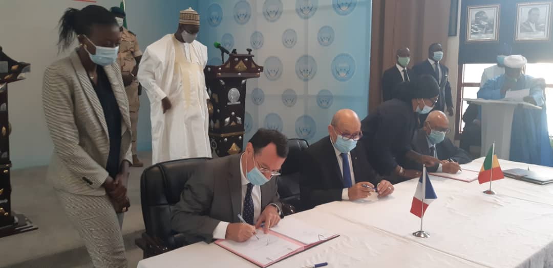 RimaLecoguic's tweet photo. Signature auj. à #Bamako de 5 conventions de financement en présence du @GouvMali et du ministre @JY_LeDrian. 140M€ en faveur du raccordement élect., accès à l'eau, soutien agricole, autonomisation des femmes et programme de protection sociale. #PrioriteSahel 🇲🇱 https://t.co/J5zfzeYGyJ