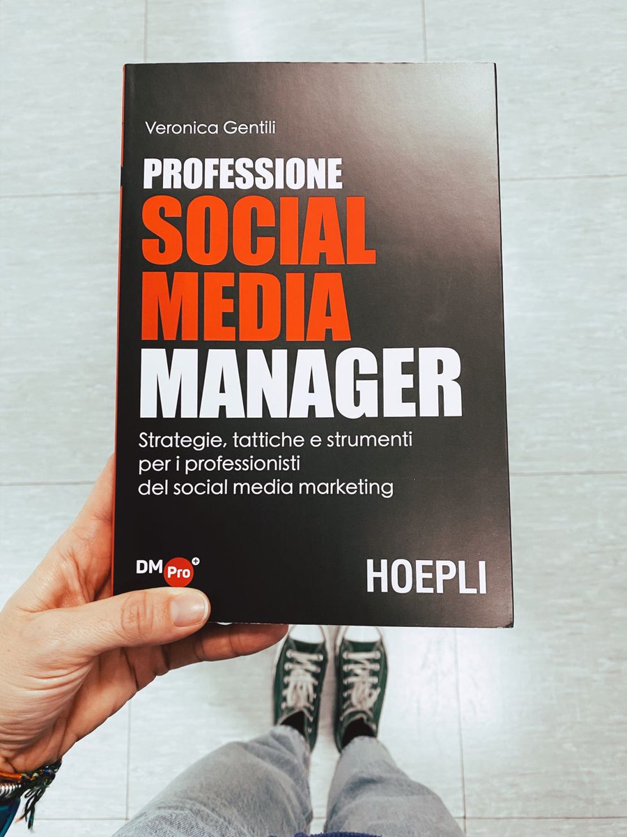 ValiPolini's tweet photo. Comprato. E non vedo l’ora di studiarlo. 
"Professione Social Media Manager", @Hoepli_1870, di Veronica Gentili.

Questo è un mestiere che ha bisogno di essere difeso, e valorizzato #SMM https://t.co/jf2LKbdOfo