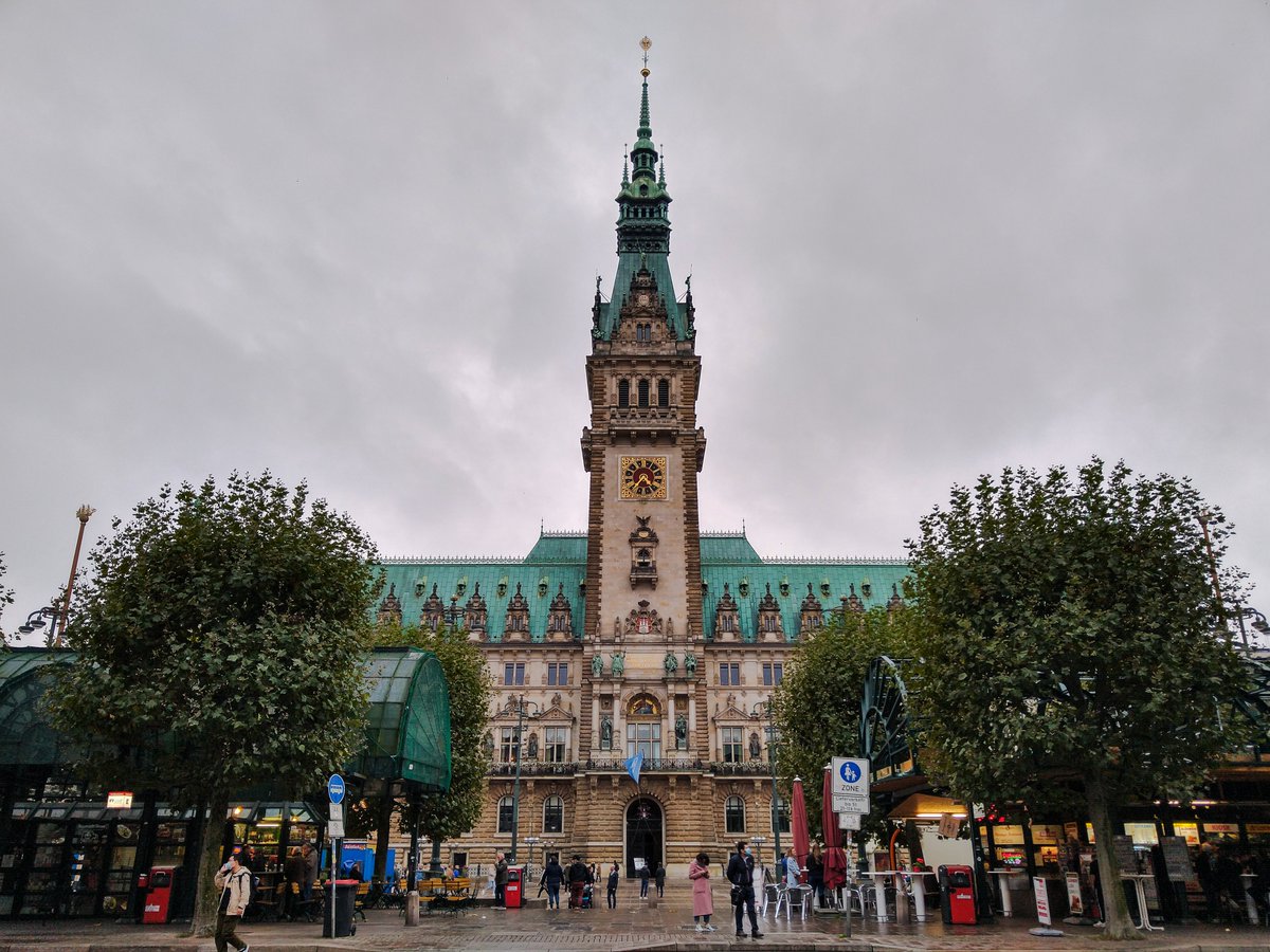 InsightBeats's tweet photo. Watching this old town hall never gets old #Hamburg #Rathaus https://t.co/S1Sbj8PH6m