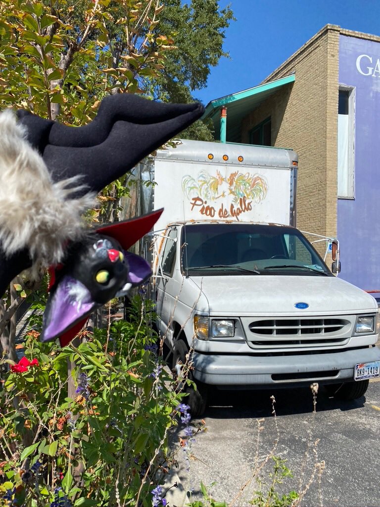 BatholomewBDT's tweet photo. Bat does a food truck!  Who doesn't love a food truck? 
#batdoesthat #batober #batdoesday26 #5daysuntilhalloween #batdoessat #militarycityusa #sanatonio #batcantwait #foodtrucks #picodegallo https://t.co/JE9rIDUcoT