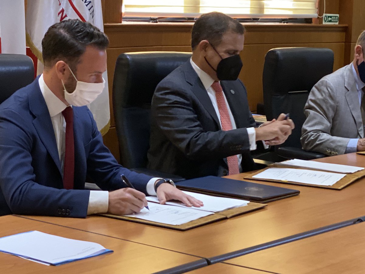 #COVID19 | El Estado dominicano y la <a href="/AFD_es/">Agence française de développement Amérique Latine</a> firman un convenio para fortalecer la atención sanitaria, la protección social y la recuperación económica de RD. El acto fue encabezado por el Ministro de Hacienda, el  Dir. Del Dpto 3 Océanos <a href="/AFD_France/">Agence Française de #Développement (AFD) 🇫🇷 🇪🇺</a> y el embajador #EricFournier.