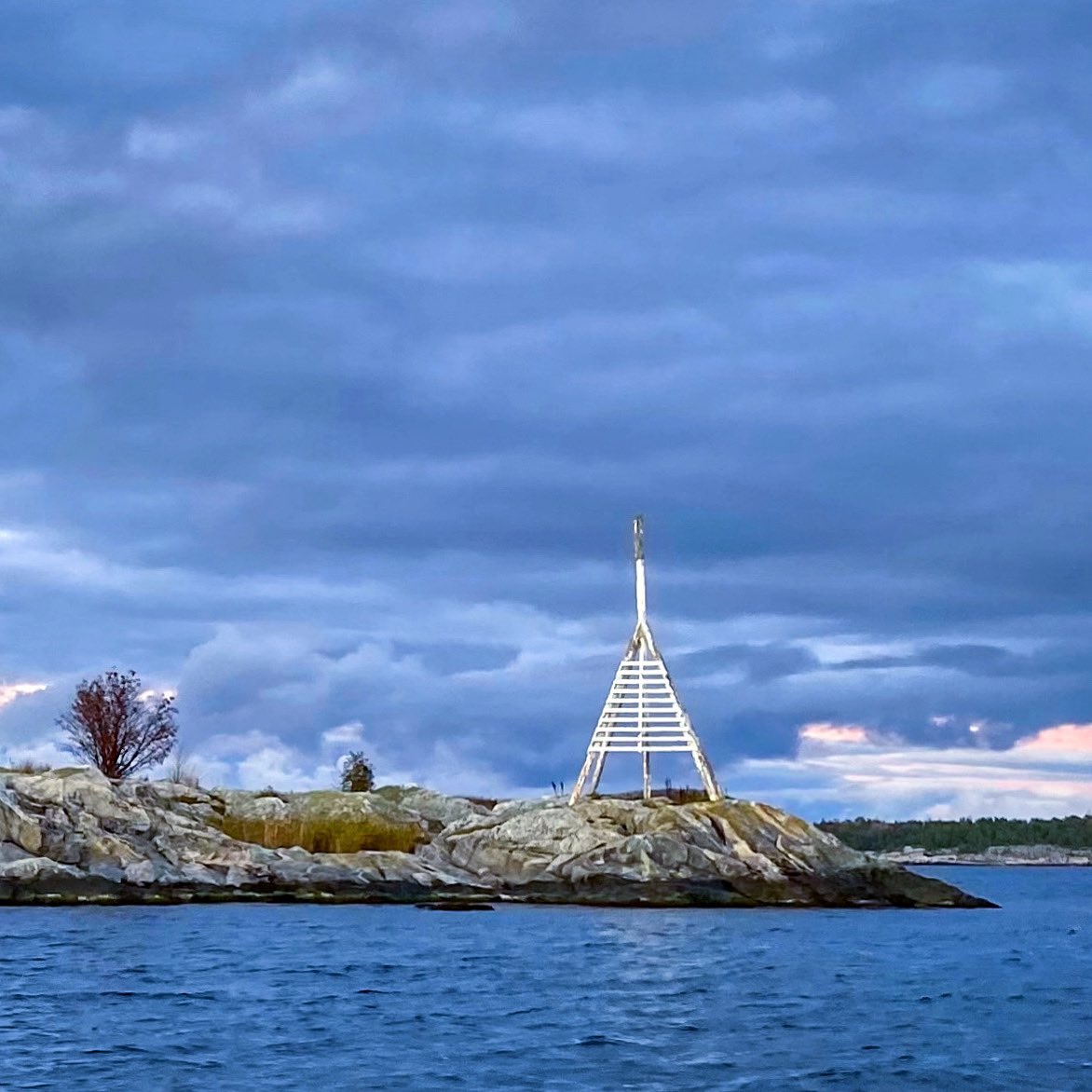 axriise's tweet photo. Båken
”Johan målade alltid havet, med kust i förgrunden; vresiga tallar, några nakna skär längre ut, en vitmålad båk, ett sjömärke, en prick. Luften var mest mulen, med en svag eller stark ljusöppning i horisonten; solnedgångar eller månsken; aldrig klart dagsljus.” A Strindberg https://t.co/GYqaBj0lU9