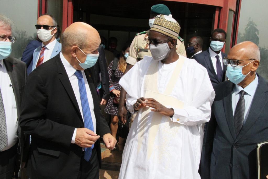 GouvMali's tweet photo. La salle de presse de la Primature a servi de cadre ce lundi 26 octobre 2020, à la signature de cinq importantes conventions entre le Mali et la France, pour un montant estimé à plus de 93 milliards de F CFA.

https://t.co/6PkMkV0e4O https://t.co/W6faQ0Nl48