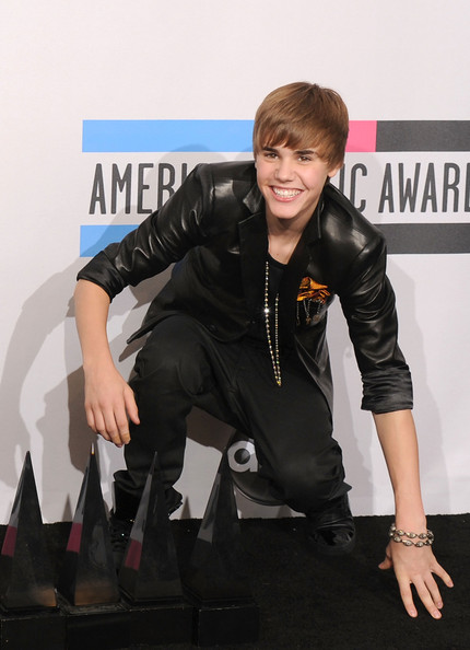 notboredr's tweet photo. justin bieber is the YOUNGEST artist in HISTORY to win the artist of the year award on the #AMAs at 16. he's also the youngest artist ever to get 15 awards by the age of 24 https://t.co/vcwpzeDac6