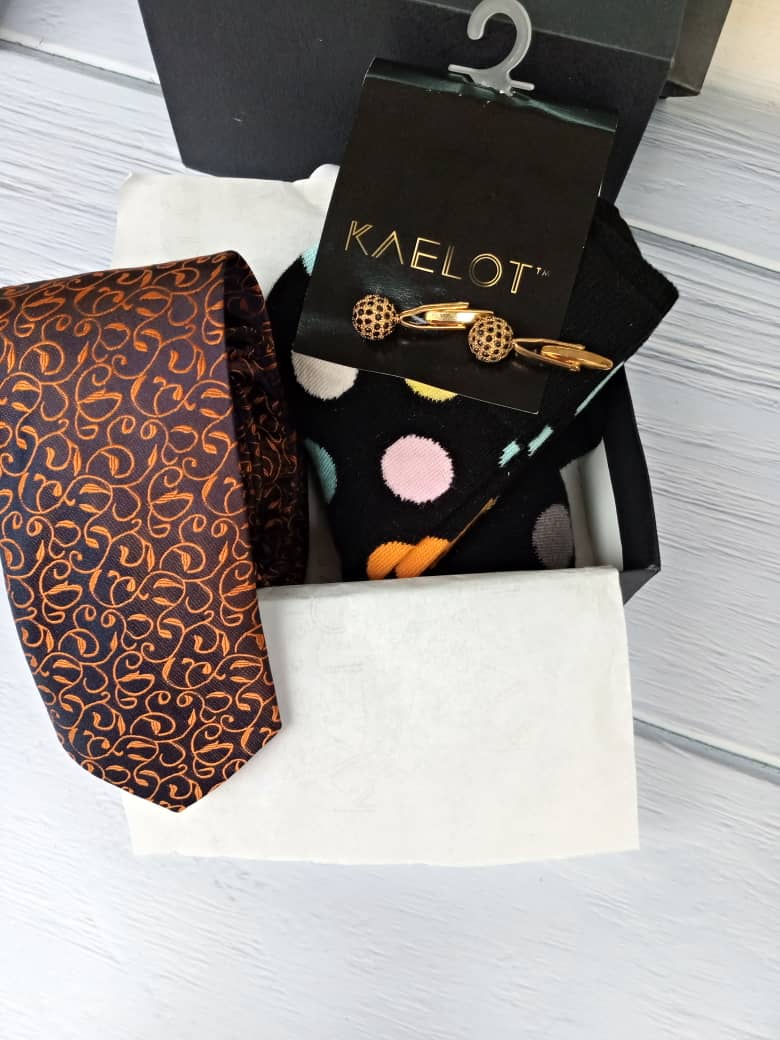 kaelot's tweet photo. Give me N11,500 and i will have this box delivered to that Corporate Hunk in your life.

Box Content:
A Tie
A pair of cufflinks 
A pair of socks https://t.co/LzoVyfT3xi