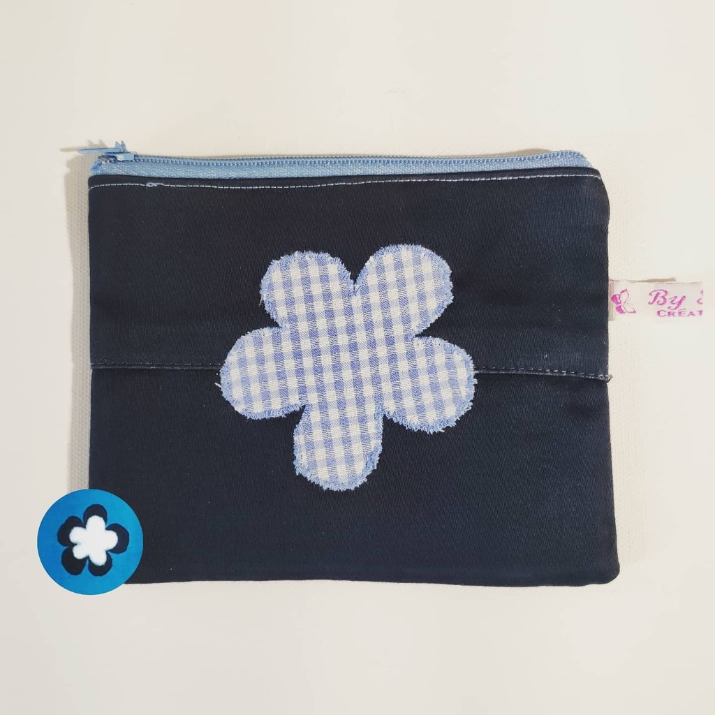 bysylart's tweet image. Trousse Fleur Vichy
Cette trousse est réalisée avec un tissu couleur bleu  marine avec fleur en vichy bleu sur l'avant. 
. 
#bysylartcreation #bysylart
#creationtextile #textile #toile #tissu #tissuaddict #couture #craft #machineacoudre #sewing #rosace #… instagr.am/p/CGzwyHMh_9F/