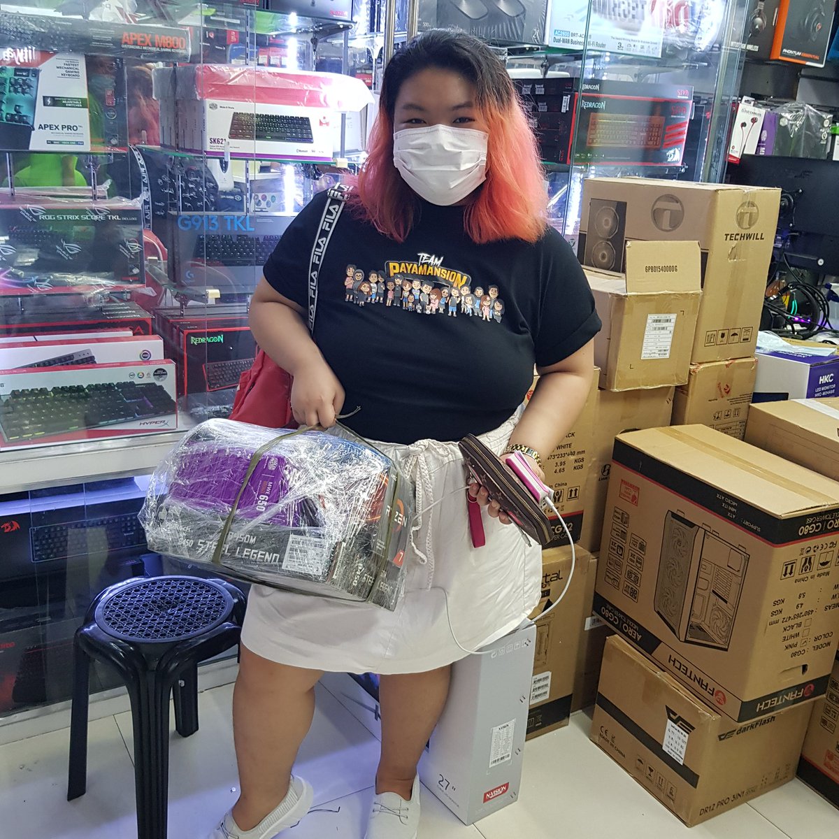 yuniskymndz's tweet photo. Just bought my own pc. I am now broke. HAHAHAHAHAhuhhuhuhuhu #ThePinkProject https://t.co/HsWtAIkehH