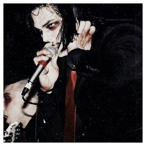 Mcr джерард. Не дал руку джерарду. My chemical romance джерард уэй и фрэнк айеро. Джерард уэй ревендж. My chemical romance vampires will never hurt you.