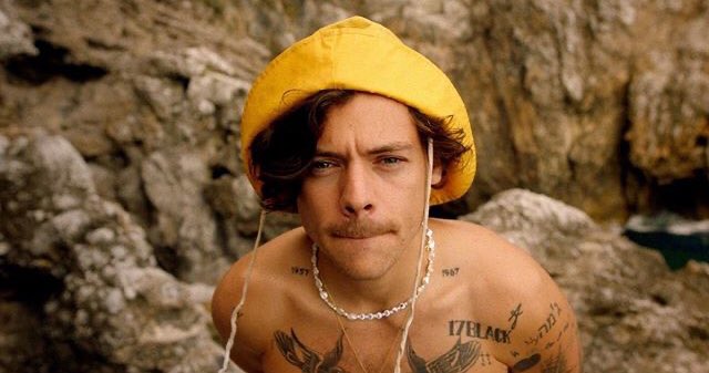 horanmedicine's tweet photo. como é que eu vou me relacionar com alguém se o meu padrão de homem é o -HARRY STYLES-
#Golden https://t.co/mRL7GldyBx