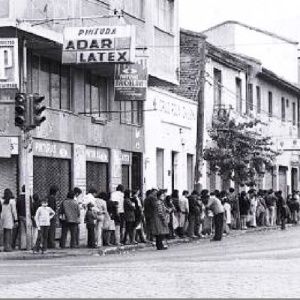 DolarToday's tweet photo. Que rápido olvidan los pueblos su pasado. Estás eran las colas en Chile por desabastecimiento durante el gobierno de Salvador Allende. https://t.co/3IQfsorbeS