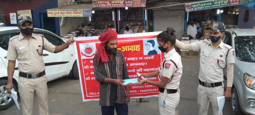 DMCentralDelhi's tweet photo. #Mask_Agrah and #Sanitizer_Distribution at #Barfkhana, #Mori_Gate and #Pili_Kothi by team #DDMA_Central_District
#WearMask #stayathome
@Dilkhush_ias @brgausingha @HarishM07710561 @SarhanAhmed15 @DCPCentralDelhi @msisodia @MoHFW_INDIA @MIB_India @TOIIndiaNews @htTweets https://t.co/RE4RPLYAJ2