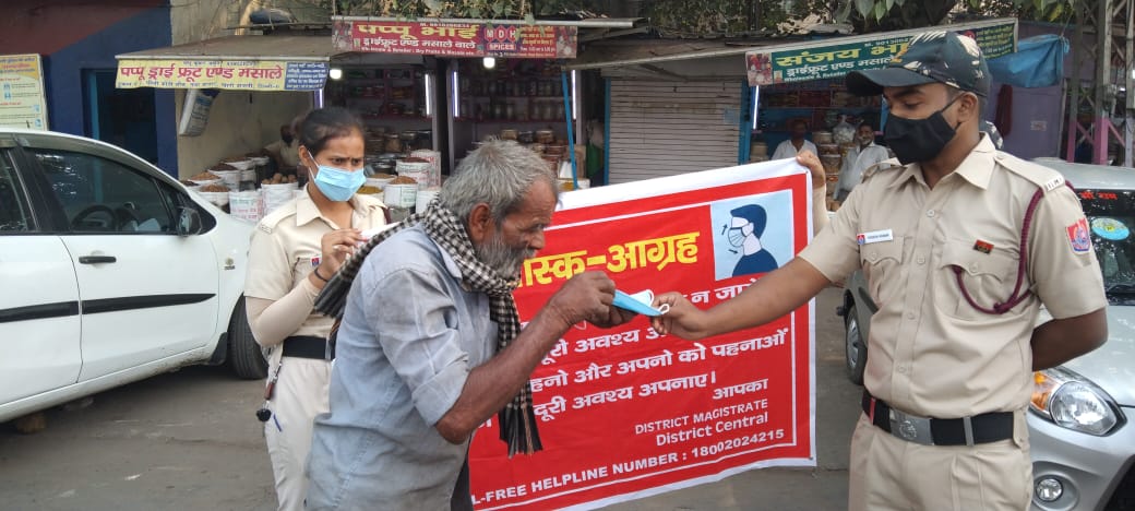 DMCentralDelhi's tweet photo. #Mask_Agrah and #Sanitizer_Distribution at #Barfkhana, #Mori_Gate and #Pili_Kothi by team #DDMA_Central_District
#WearMask #stayathome
@Dilkhush_ias @brgausingha @HarishM07710561 @SarhanAhmed15 @DCPCentralDelhi @msisodia @MoHFW_INDIA @MIB_India @TOIIndiaNews @htTweets https://t.co/RE4RPLYAJ2
