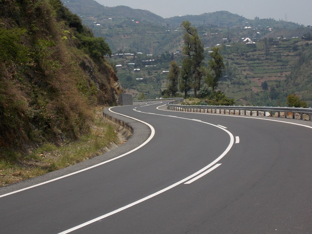 RwandaInfra's tweet photo. Transport priority projects for the FY2021/2022 include Huye-Kibeho-Munini (66km), Pindura-Bweyeye (32km), Kibugabuga-Nyanza (66.5km), Ngoma-Ramiro (53km), Base-Butaro-Kidaho (63km), Ngororero-Nyakinama-Musanze-Cyanika (62km), Rambura-Nyange-Muhanga (45km), Nyanza-Karongi (84km). https://t.co/69lpDGbk1n