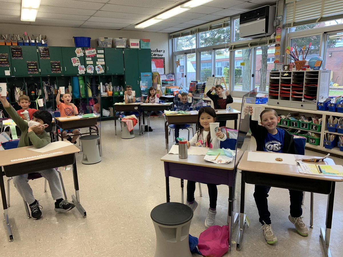 ChristiansenPOB's tweet photo. The “Starbooks Cafe” celebrated the first writing piece of the year! These small moments were amazing and so were the cookies and hot chocolate! #writingcelebration #peerfeedback #obelem  @sgrayPOB @KSeidel23 @EAnninoPOBLit @TCRWP https://t.co/SeRnyET80n