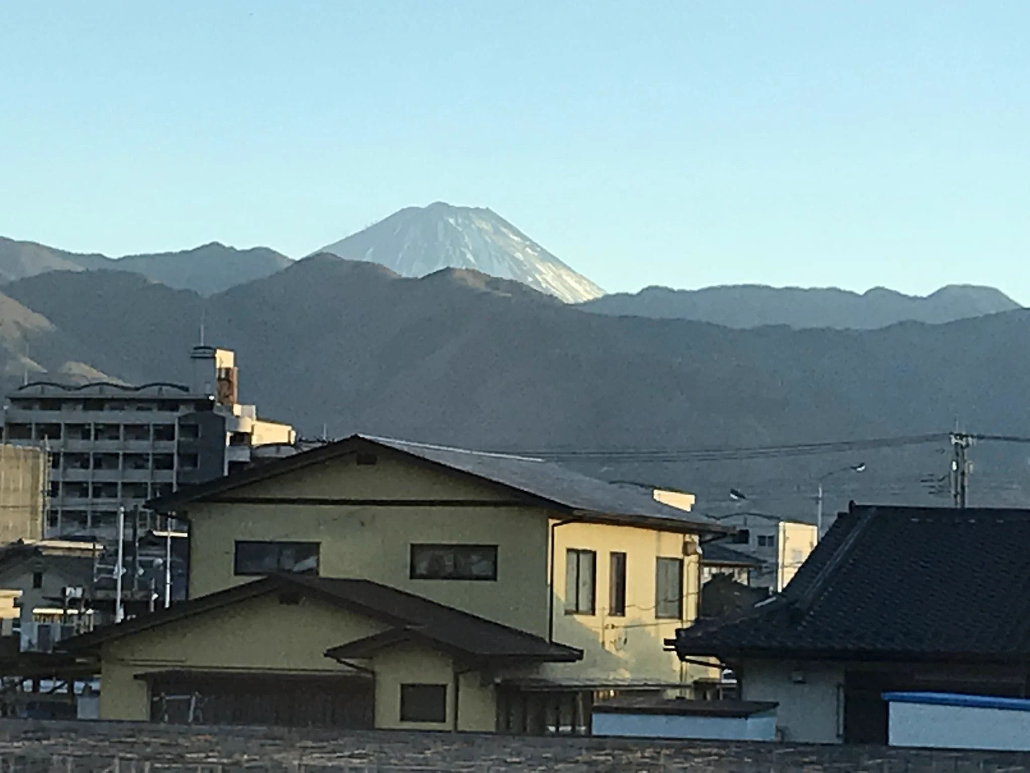 @ArturGalata 山梨県甲府市の実家の2階から見える富士山です。富士山💝 
