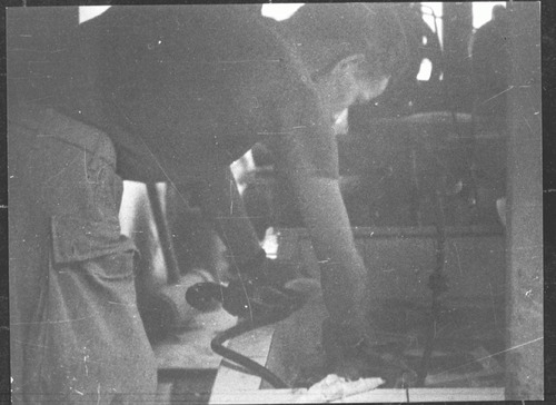 HugoWilmar2's tweet photo. Zo werden de foto's van Hugo Wilmar in Nederlands-Indië afgedrukt. Op deze foto is Bob van Dijk aan het werk. @NIODamsterdam - Leuk om deze te zien. Die kende we nog niet. Zijn daar meer beelden van?
https://t.co/rfTwUMNutb
#NIOD #Nederlansindie #HugoWilmar https://t.co/xz24pqGhy6