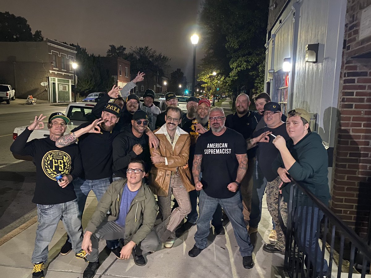 Jan Philipp Burgard (@jpburgard) on Twitter photo Die #ProudBoys sind bester Stimmung. Die umstrittene Bruderschaft fühlt sich aufgewertet durch die Aussagen von Präsident #Trump im ersten TV-Duell. Wir konnten in St. Louis seltene Einblicke in ihr Innenleben gewinnen. Unsere Reportage heute <a href="/tagesthemen/">tagesthemen</a> mit <a href="/CarenMiosga/">Caren Miosga</a> Die #ProudBoys sind bester Stimmung. Die umstrittene Bruderschaft fühlt sich aufgewertet durch die Aussagen von Präsident #Trump im ersten TV-Duell. Wir konnten in St. Louis seltene Einblicke in ihr Innenleben gewinnen. Unsere Reportage heute <a href="/tagesthemen/">tagesthemen</a> mit <a href="/CarenMiosga/">Caren Miosga</a>