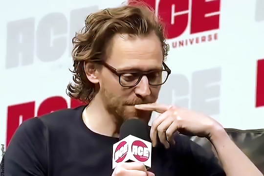 HiddlesArmy's tweet photo. #ThomasTuesday 
#TomHiddleston 
Ace Comic Con 2019.
Via @hiddlesthings. 
More here: https://t.co/jkb7WUSGXT https://t.co/w6tD9eD05K