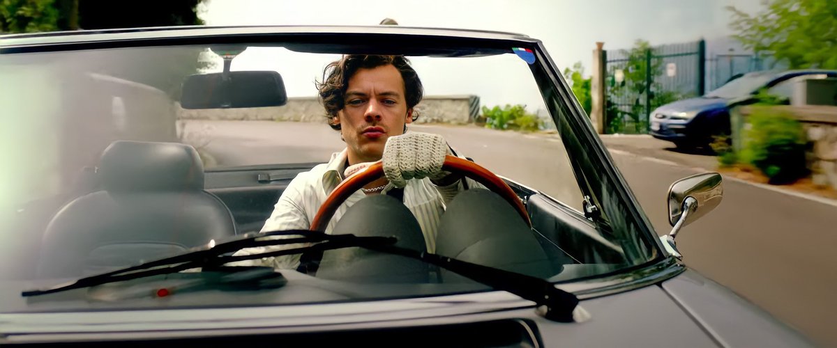 3- HE DRIVES WITH ONE HAND.and the glove oh my god.