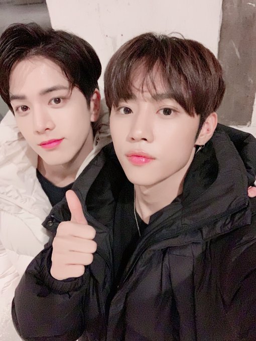 newboyztwt's tweet photo. 𓂃 . 💨 𓄹 𝐛.est 𝕨𝕖 !  𝄞 ___,,  𝗡𝗕𝗭 ╱ ⁺ 뉴보이즈  ᝰ  新offıcıāl ぃ up:datǝ  ✰.  𝟤𝟢𝟣𝟢𝟤6.  ✦%  ( ﹫_🦗'  ›  #_WILL * )

Hoy los bendigo con la carita más hermosa osea la mía y Alek al lado para desearles una hermosa semana y llena de cosas bonitas. ¡Los amamos! https://t.co/mvpATpaxFb