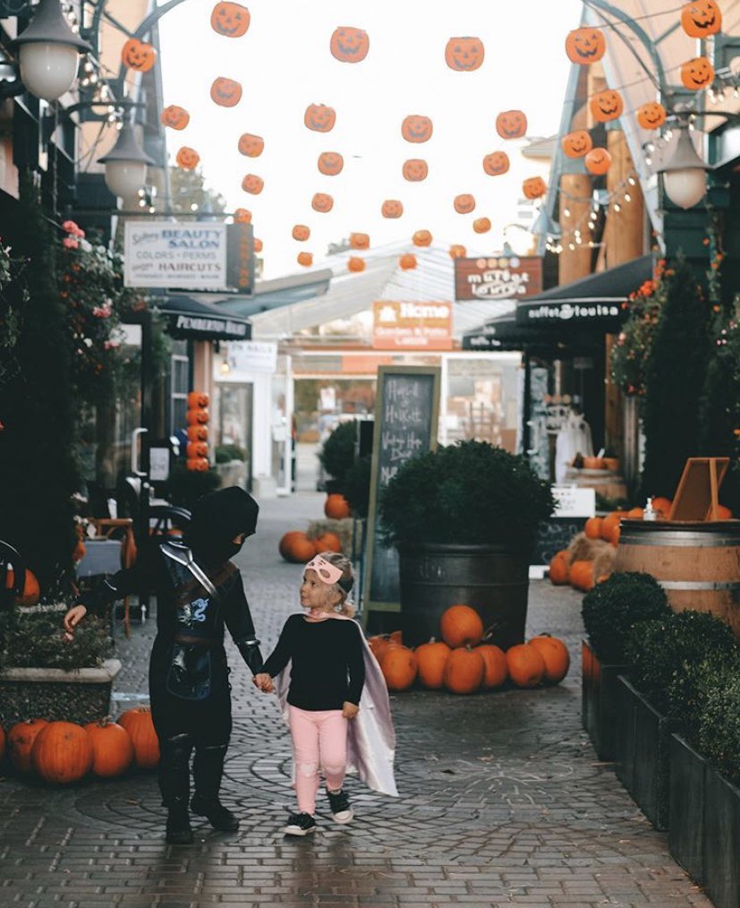 BusinessAreasBC's tweet image. Something spooky this way comes! The 6th Annual Halloween Spooktacular in @MySidneyBC is on &amp;amp; includes lots of festive displays, drive-in movies, a unique treasure hunt, costume &amp;amp; colouring contests  plus much more! 

#exploresidney #halloween #biabc (📷: @kirstenlarsen)
