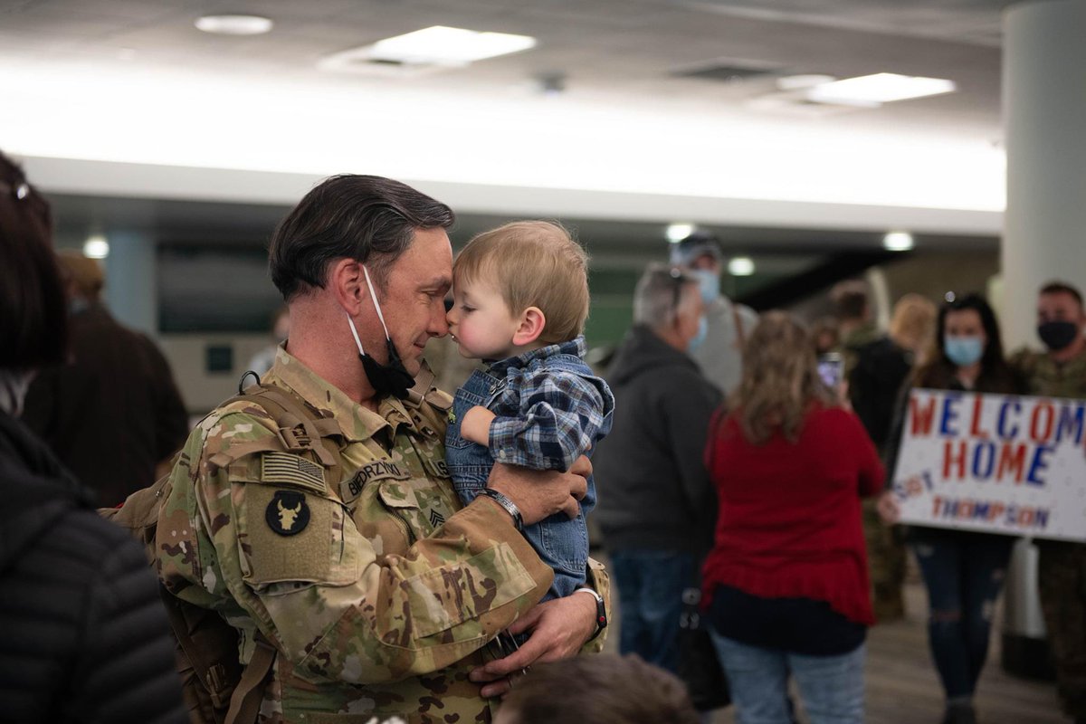 MNNationalGuard's tweet image. The last of our Soldiers with the 34th ECAB were reunited with loved ones today in Minnesota. Welcome home Soldiers! 🇺🇸